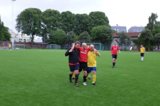 Kampens vendepunkt. En skadet Erlend Flornes Skaret hjelpes av banen.