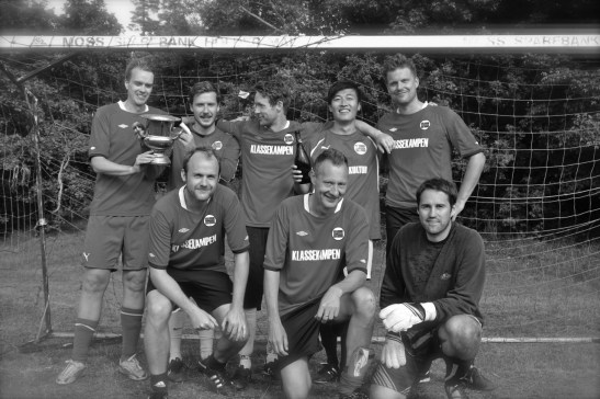 Bakerst fra venstre: Peder Samdal, Christian Valeur, leiesoldatene Eivind og Jon, Eivind Hofstad Evjemo. Foran fra venstre: Jo Sannem, Nikolaj Frobenius, Håvard Aanes.