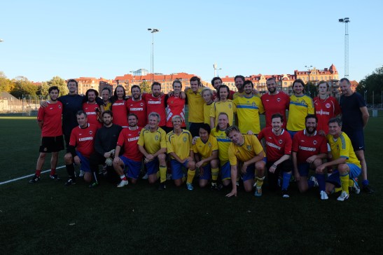 Gemyttlig stemning etter kampslutt. Birger Emanuelsen får til og med lov til å stå mellom to svensker.